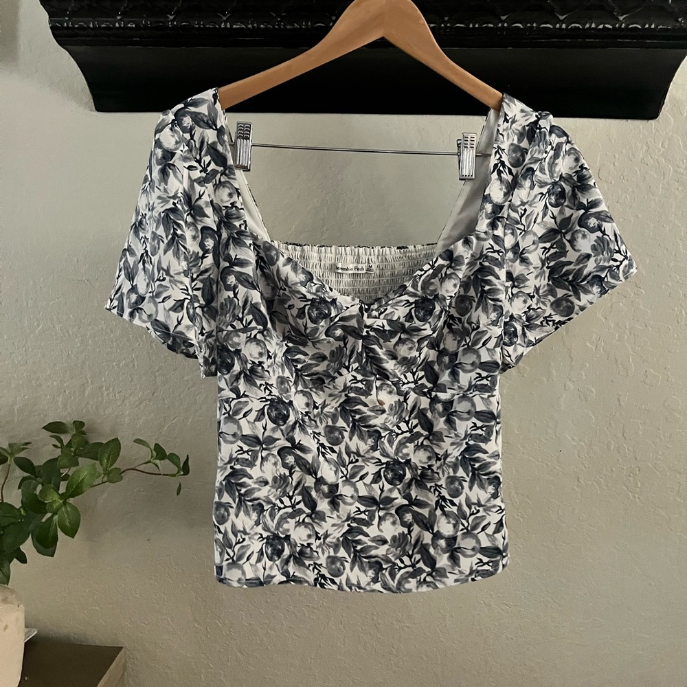 Abercrombie & Fitch Navy and White Floral Fitted Sweetheart Blouse Top